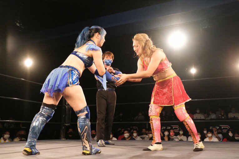 デビュー戦では、トップ女子レスラーの世羅りさと対戦