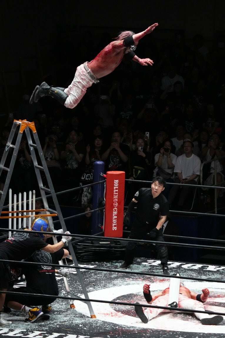 ラダーからパールハーバースプラッシュを放つ葛西純　©Essei Hara