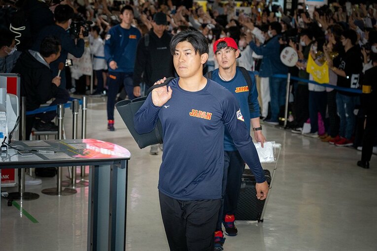 23日に成田空港に到着した今永昇太、スーツケースを引く選手たちの中でバッグ1つのみを持ち、颯爽と通り過ぎる ／ photograph by Shiro Miyake