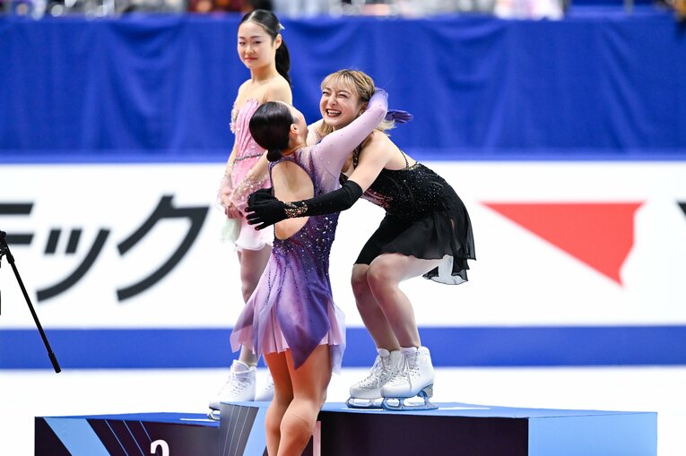 全日本選手権表彰式の坂本花織　©︎Asami Enomoto