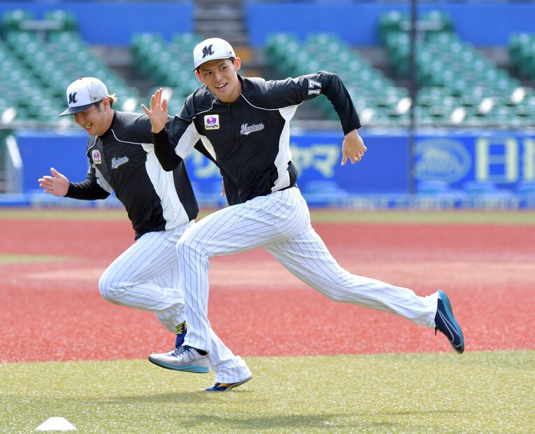 楽しそうにトレーニングに励む佐々木朗希　©︎Sankei Shimbun