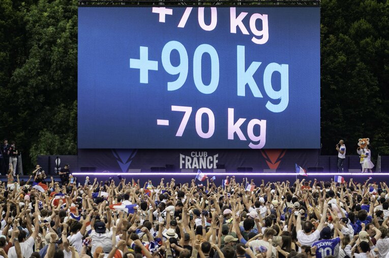 ルーレットが「+90kg」で止まった瞬間。パリ市内のパブリックビューイング会場ではフランスファンが熱狂した ／ photograph by AFLO