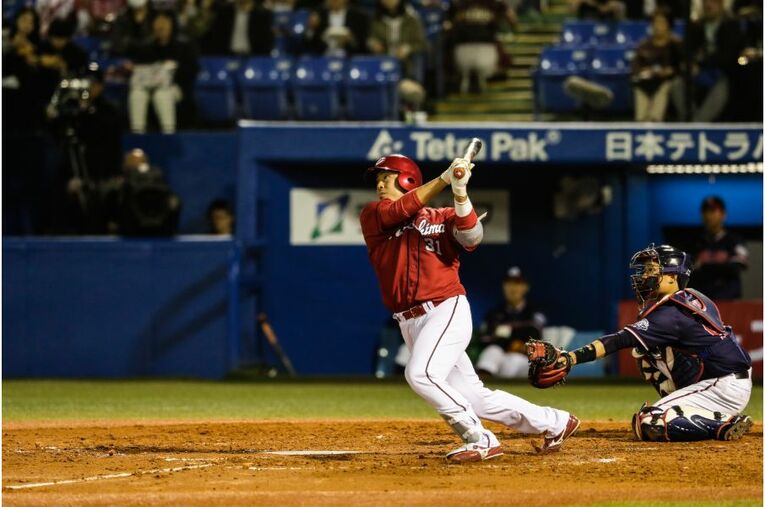 “黒田・新井と若手のつなぎ役”　なぜ41歳石原慶幸はカープの19年間「誰かの支え」であり続けたのか(10) ／ photograph by Kiichi Matsumoto