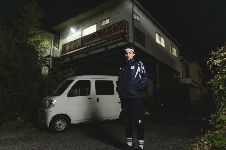 多寿満ジムの前で撮影に応じれくれた津端ありさ　©︎Wataru Sato