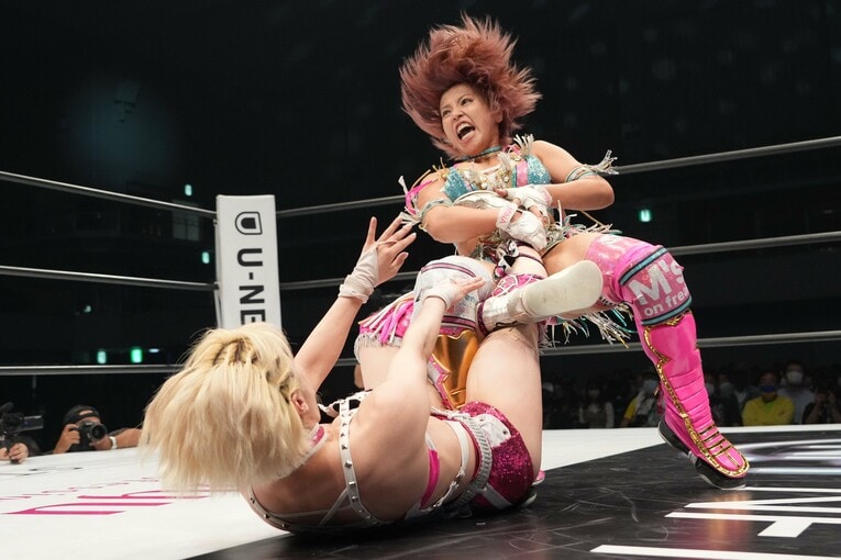 5月4日、福岡国際センター。気迫の足4の字でなつぽいを攻める白川未奈