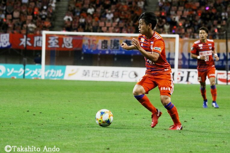 J2新潟を沸かせる期待のルーキー。本間至恩に初めて届いた「歓声」。(2)