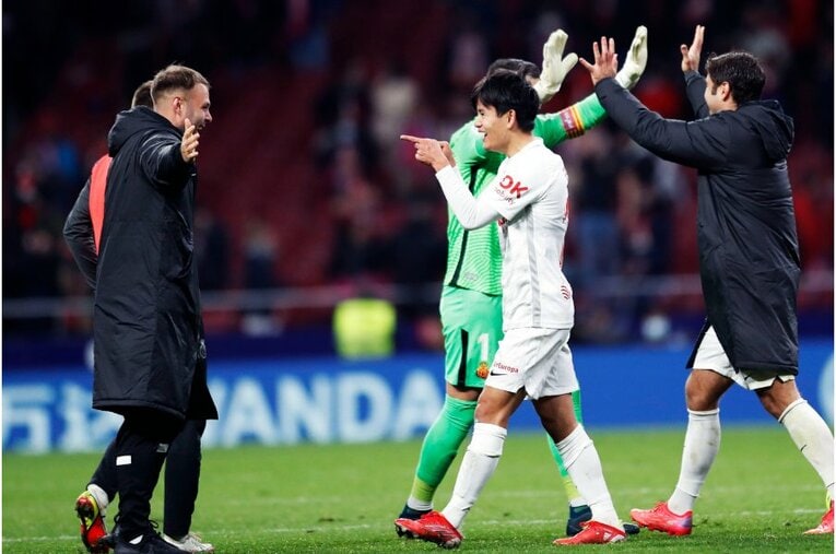 久保建英が“鉄壁アトレティコDF”をミスらせた　今季初ゴール写真に感じる「タケの厄介さ」とは〈撮影者の視点〉(47)