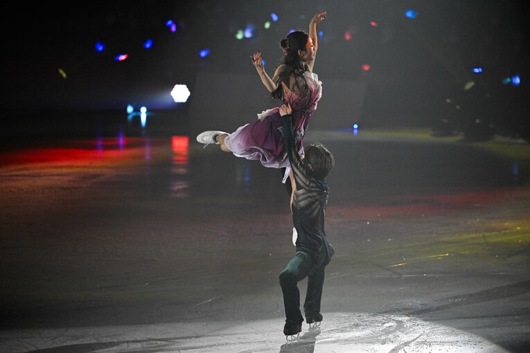 本田真凜をリフトで持ち上げる宇野　©️Asaimi Enomoto