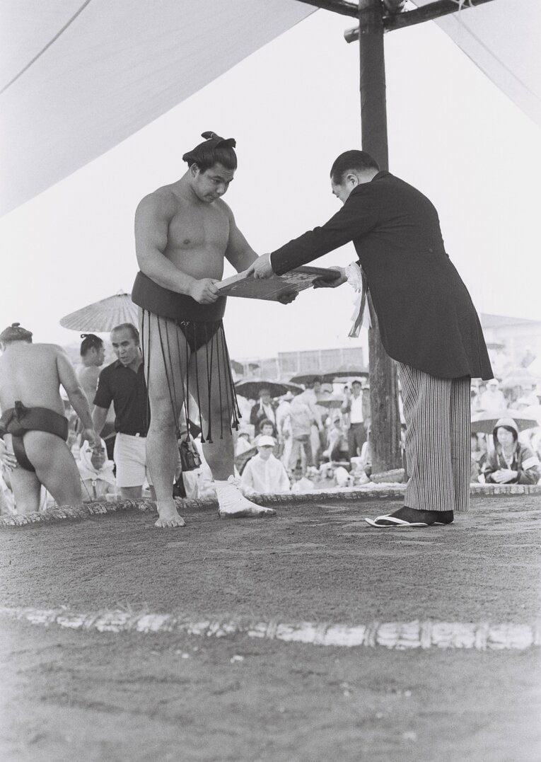 出身地の北海道松前郡福島町より「町民栄誉賞」を授与された千代の富士　©BUNGEISHUNJU