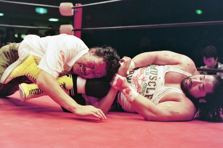 1995年11月3日、大日本プロレスのリングでターザン後藤に血だるまにされた小鹿