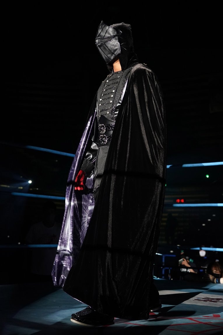 黒いコスチュームに赤の手袋が不気味だ