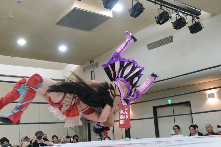 “中学生レスラー”の華麗な飛び技…「一番緊張した」チャンピオンとの一騎打ちで美蘭が見せた“成長の証”　受験勉強との両立が今後の悩み？(64)