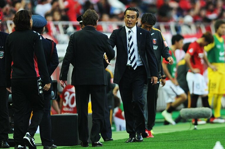 浦和を昨季途中まで率いたミハイロ・ペトロヴィッチ現札幌監督と熱い握手。 ／ photograph by Getty Images