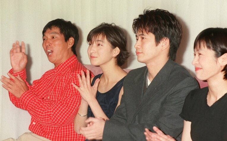 1998年、ドラマ『世界で一番パパが好き』（フジテレビ）製作発表。左から明石家さんま、広末涼子、萩原聖人、西田尚美　©Sankei Shimbun