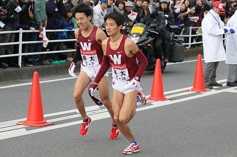 第88回箱根駅伝を走った頃の志方文典（右）。大迫傑と同期のランナーはなぜ今、農業に従事しているのだろうか ／ photograph by AFLO SPORT