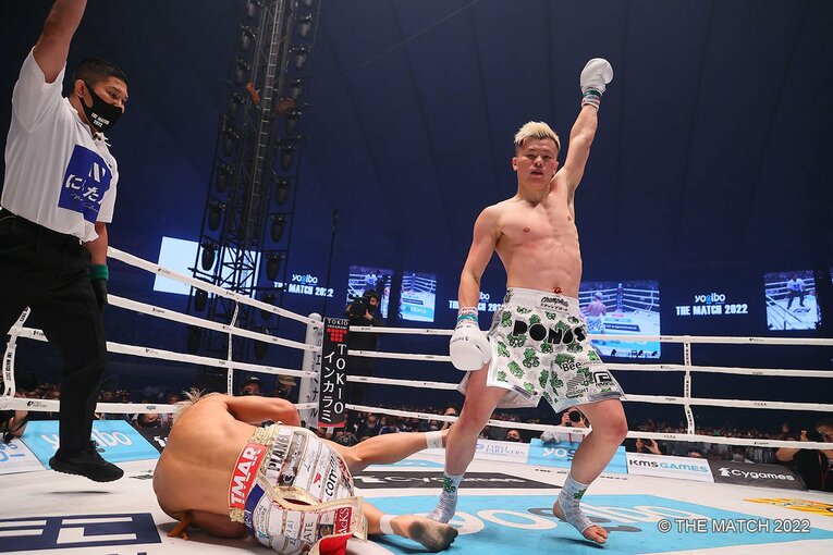 拳を突き上げる那須川天心　©THE MATCH 2022
