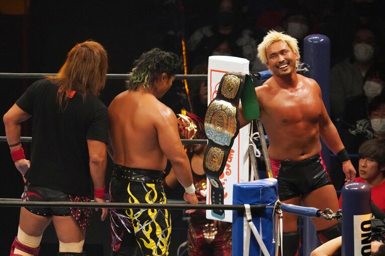 GHCヘビー級王座のベルトを誇示する中嶋勝彦