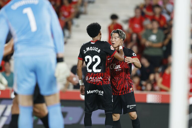 「タクは特別に良かったね！」マドリーが慌てた浅野拓磨の俊足…“久保建英らの古巣”監督とファンが絶賛スペイン初戦をカメラマンは見た(12)