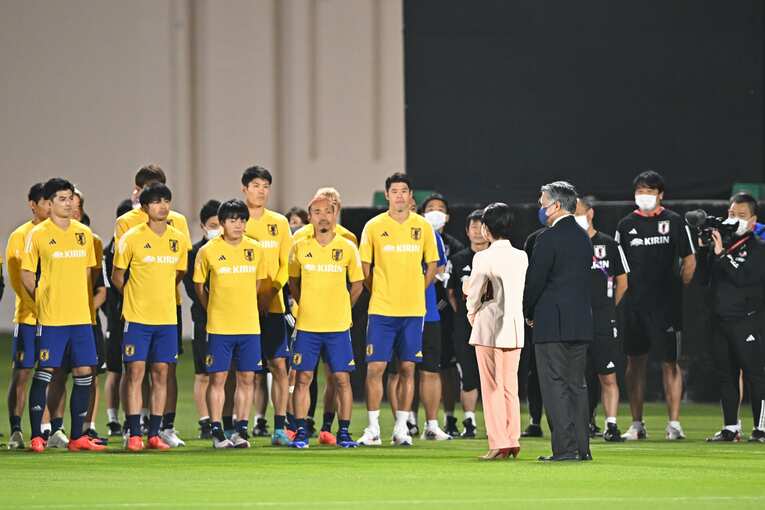 練習に激励に訪れたこちらのお方は…　©Takuya Kaneko／JMPA