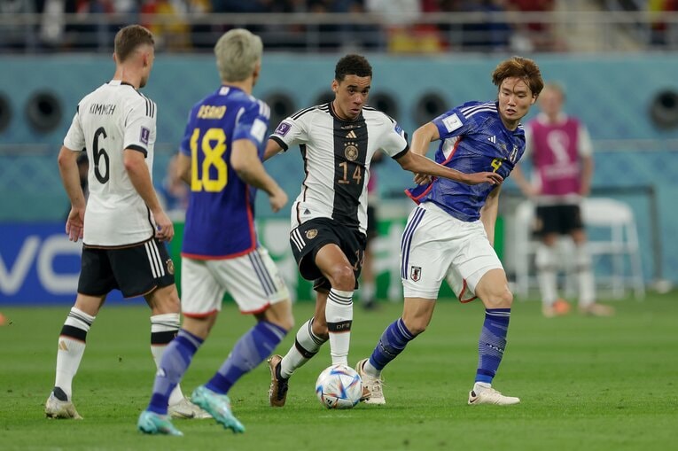 19歳のMFムシアラ。キレのあるドリブルで何度も日本の守備陣を脅かした　©Getty Images