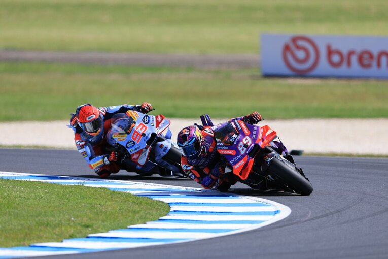 トップのマルティンの隙を窺うマルケス　©Satoshi Endo