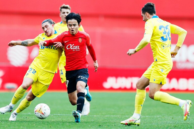 「クボはファウル覚悟で止めなければ」 残留争いで久保建英が大仕事…辛口のタクシー運転手もニコリ〈カメラマン現地取材〉(26)