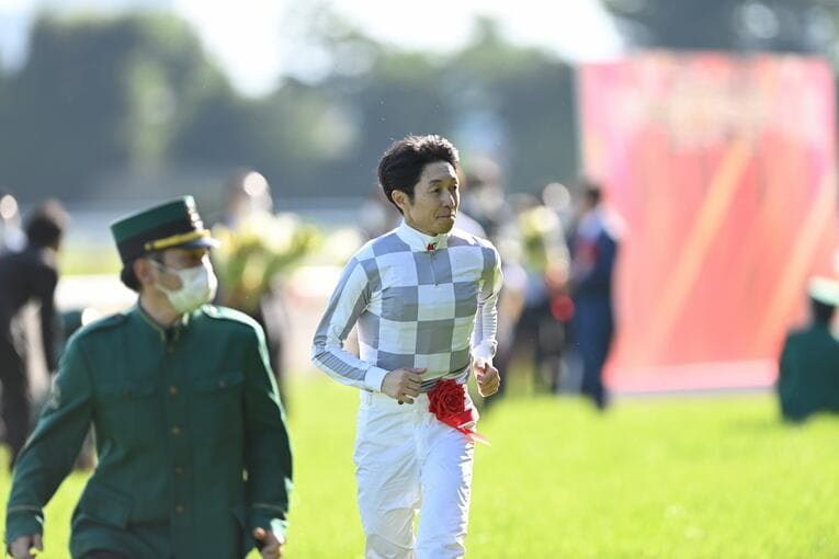 自らの記録を更新するダービー6勝目をあげた武豊　©Keiji Ishikawa