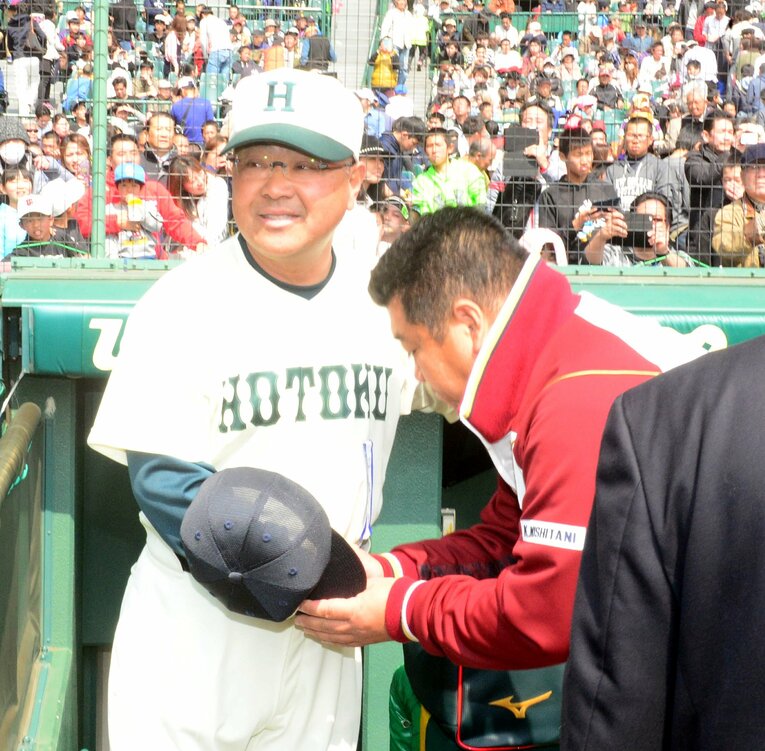 2017年のセンバツで。大阪桐蔭・西谷浩一監督と握手を交わす報徳学園時代の永田監督　©Sankei Shimbun