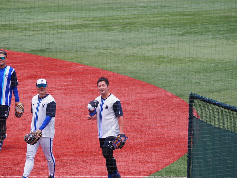 グラウンドから牧の影武者軍団を見つけた、本物の牧　©Yu Saito