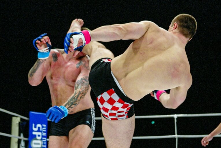 2004年8月、エメリヤーエンコ・アレキサンダー戦のハイキック（2枚目／全10枚）©Susumu Nagao