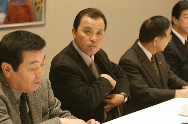 阪神の監督に就任した直後の2003年秋、ドラフト前日の幹部会議に出席した岡田。この年、鳥谷敬を指名するが、実は数年前から布石が打たれていたという ／ photograph by Sankei Shimbun