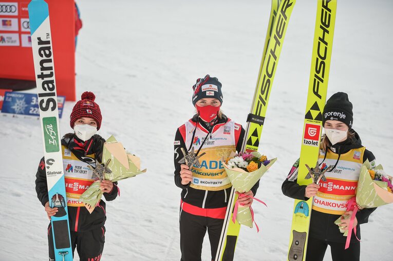 高梨沙羅（左）とマリタ・クラマー（中央）　©Getty Images