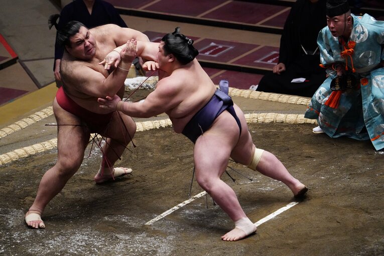2021年初場所、阿武咲が押し倒しで高安を下す　 ©︎JMPA