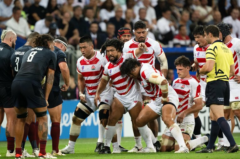 フォワード陣は並々ならぬ思いで挑んだというW杯イングランド戦のスクラム。最前列は右から稲垣、堀江、具 ／ photograph by AFLO