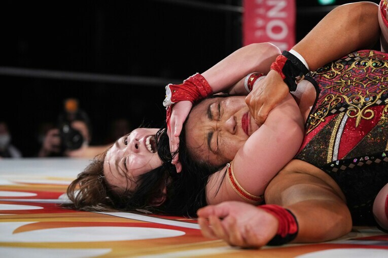 スリーパーホールドで里村明衣子を絞めるSareee　©Essei Hara