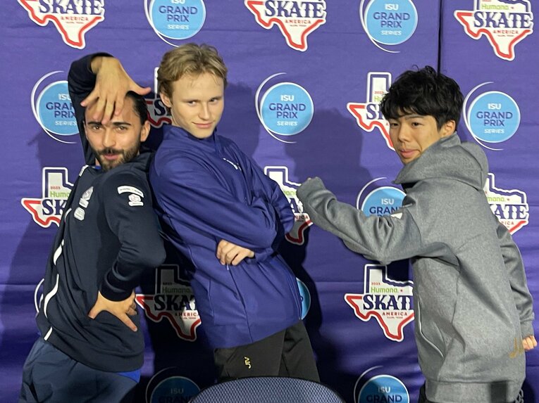 仲睦まじい様子でポーズを決めるエイモズ、マリニン、佐藤駿　©Akiko Tamura