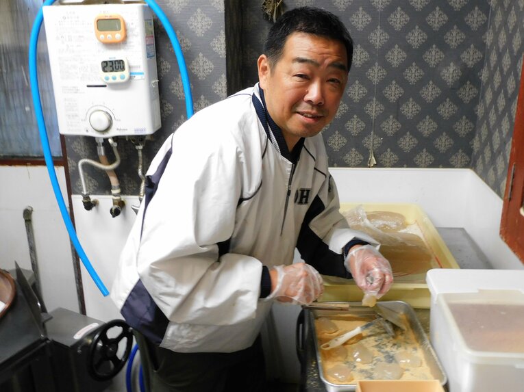 自らわらび餅を作り、店頭にも立つ山田さん　©︎NumberWeb