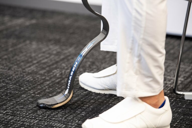 義足を脱ぐと血だらけ…“世界4位”秦由加子が松岡修造に教える「過酷すぎる」パラトライアスロンの世界(10)