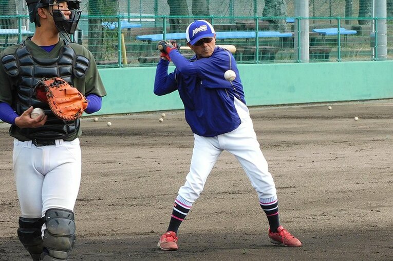 ノックバットを持つ愛工大名電の倉野監督。65歳にして野球に対する進取の精神は豊かだ ／ photograph by Jun Aida