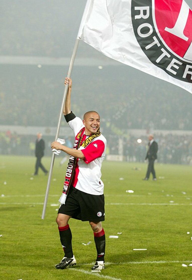 2002年フェイエノールトでUEFA杯優勝。欧州カップ戦を制した初の日本人選手に　©AFLO