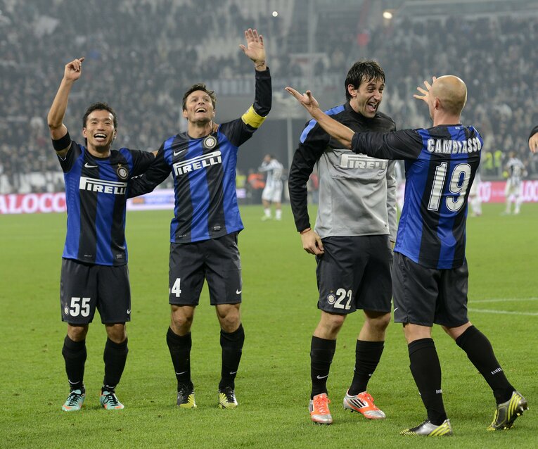 サネッティと長友（2012年のセリエAで）。サネッティは40歳までインテルでプレーし、2014年に現役引退した　©Getty Images