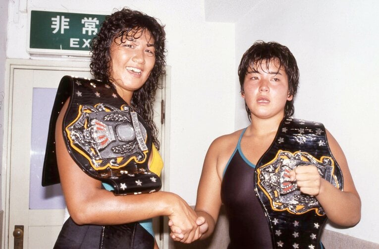 大森ゆかり（右）とともにWWWA世界タッグ王座を獲得したジャンボ堀　©東京スポーツ新聞社