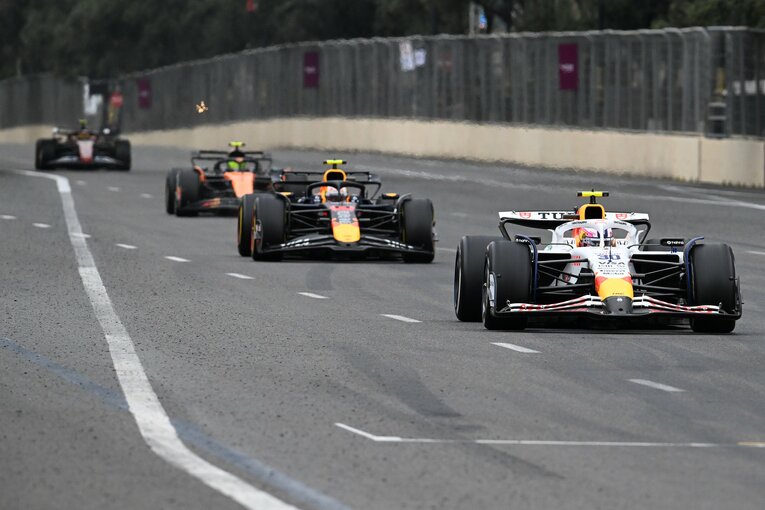 角田はローソンの直後で後続の強豪たちを抑え続けた　©Getty Images / Red Bull Content Pool
