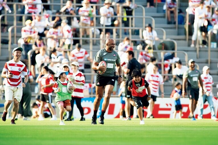 8月5日、秩父の宮で行われたフィジー戦のファンイベントに参加したリーチマイケル。試合では見られない柔和な笑顔を浮かべる　©︎Itaru Chiba