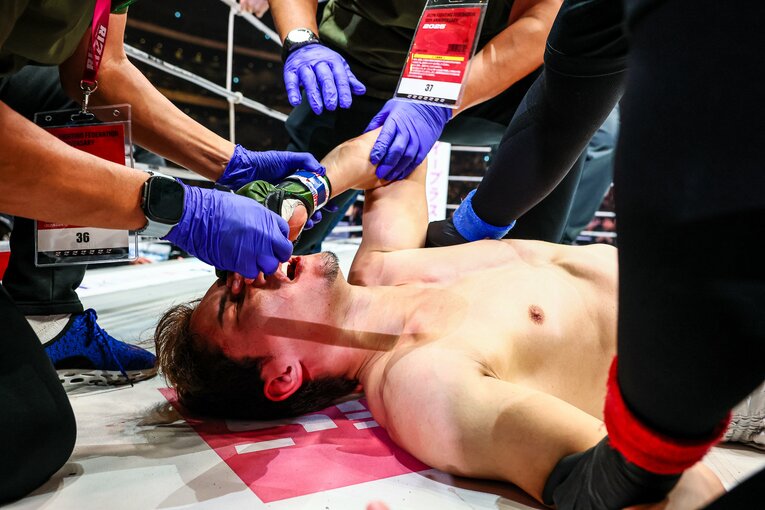 試合終了直後の朝倉未来　©RIZIN FF Susumu Nagao