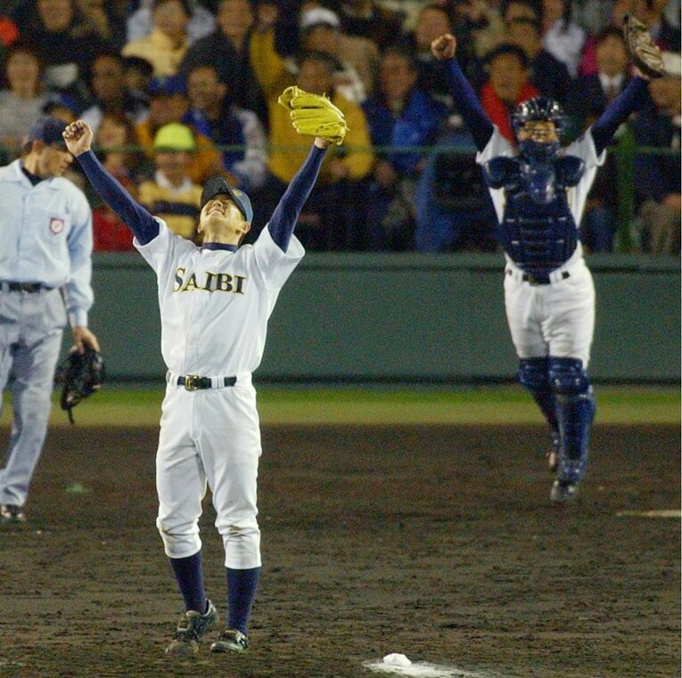 雨天により試合開始時間がずれ込み、決勝戦としては史上初のナイター試合となった2004年センバツ。福井（現・楽天）を要した済美高校が甲子園初出場初優勝の偉業を達成した　©Kyodo News