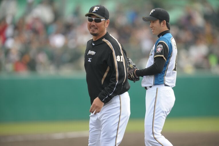 斎藤佑樹と吉井理人コーチ（日本ハム時代、2011年）　©︎Hideki Sugiyama