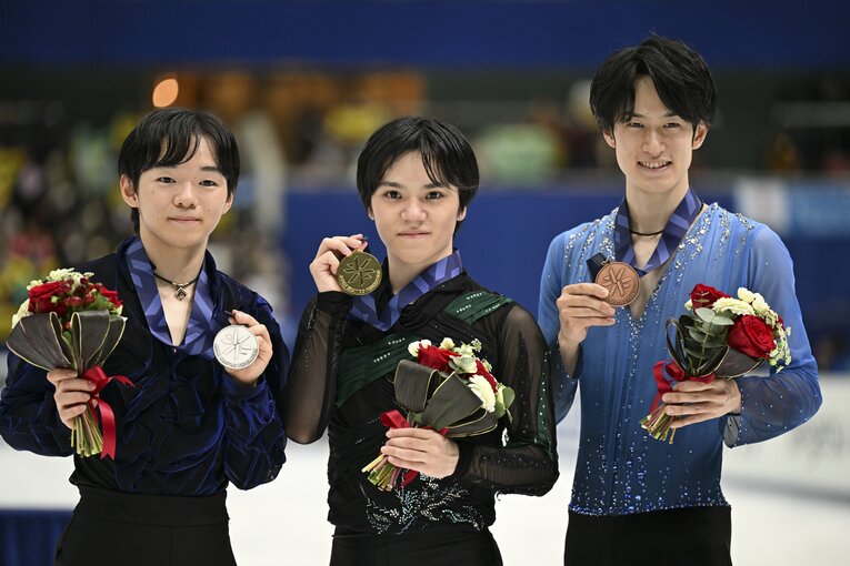 全日本選手権、金メダルの宇野昌磨（中央）と銀メダルの鍵山（左）、銅メダルの山本草太（右）©︎Asami Enomoto