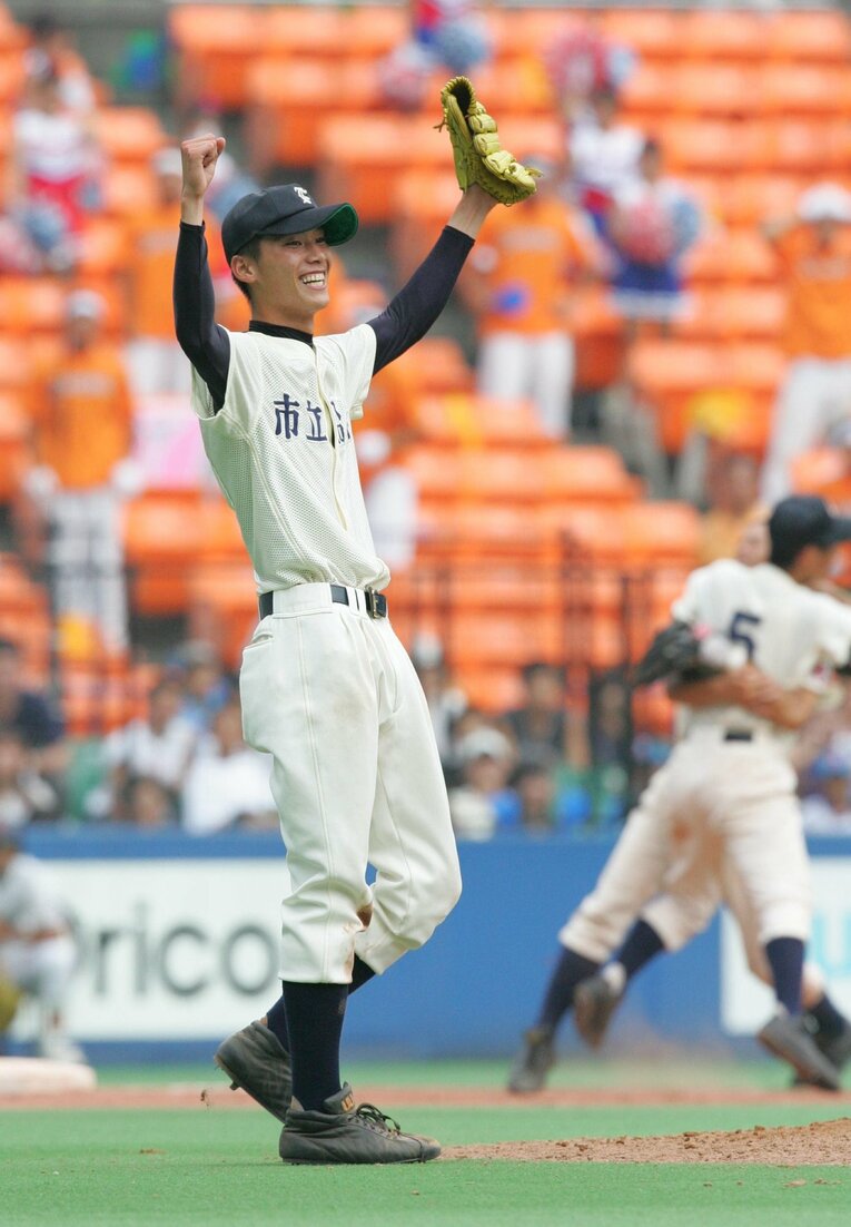 夏の甲子園・千葉県大会決勝でリリーフし胴上げ投手となった市立船橋時代の岩嵜　©SANKEI SHIMBUN