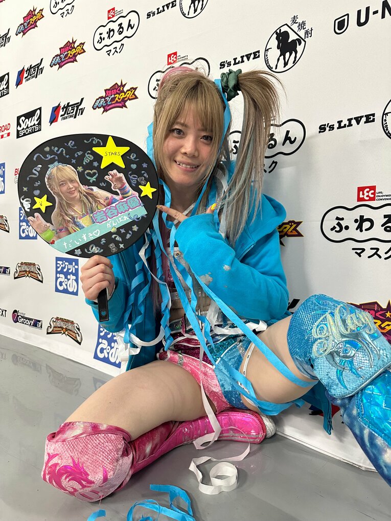 凱旋試合を振り返った岩谷。手にするうちわはファンからプレゼントされたもの